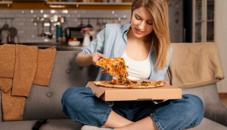 woman-eating-pizza-while-watching-tv (1)